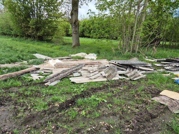 POL-NMS: 20260512-4-PDNMS-Padenstedt: Wer entsorgte den Müll in der Feldmark?