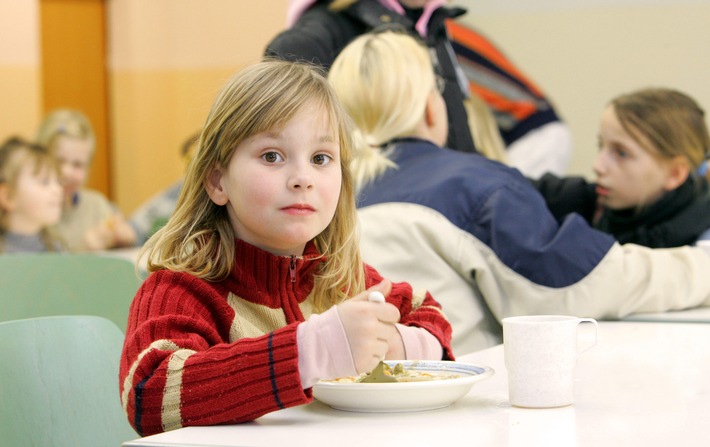 Auch in Deutschland hungern Kinder / Children for a better World und Vodafone Stiftung Deutschland unterstützen Mittagstische in sozial schwachen Stadtteilen