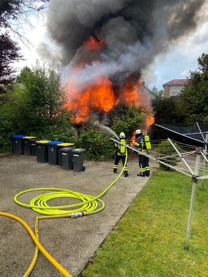 FW-DT: Holzschuppen brennt im Ortsteil Hiddesen nieder