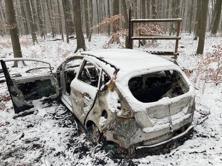 POL-SO: Ausgebrannter Ford in Waldstück gefunden