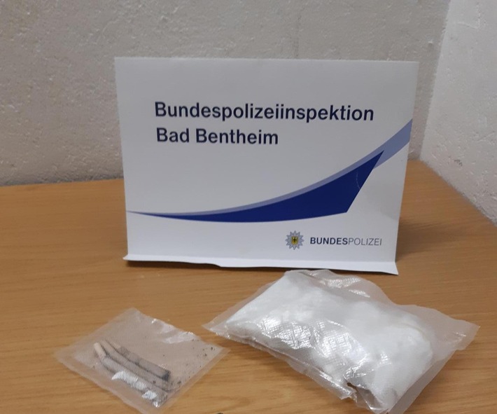 BPOL-BadBentheim: Stark ausgebeulte Hose überführt Drogenschmuggler / Kokain im Wert von rund 14.000 Euro beschlagnahmt