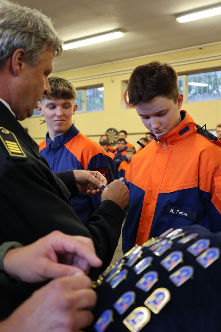 FW-LEV: Ehrungen und Führungswechsel bei der Jugendfeuerwehr - Feierliche Verabschiedung von Stadtjugendfeuerwehrwartin Ronja Jakobi