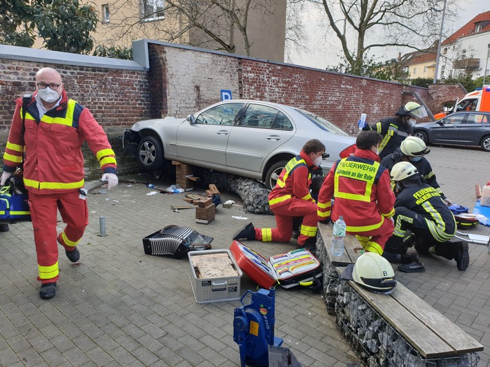 FW-MH: Schwerer Verkehrsunfall mit vier zum Teil Schwerverletzten auf Parkplatz