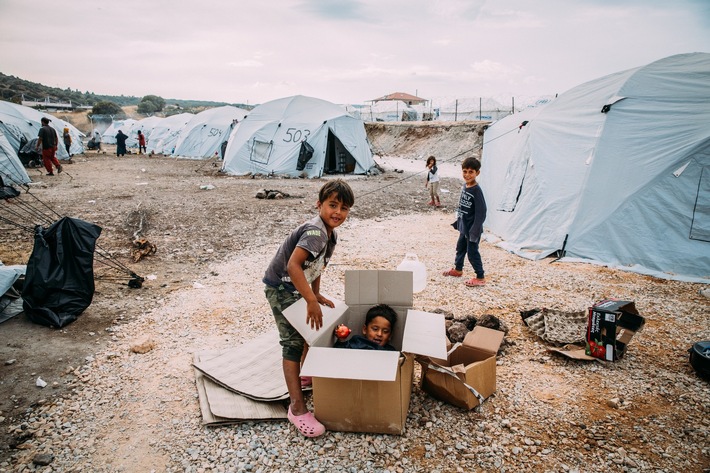 UNO-Flüchtlingshilfe: Fotoausstellung - Flüchtlingskinder auf Lesbos „Manchmal male ich ein Haus für uns“