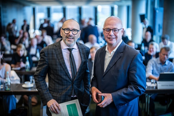 Peter Kropsch (CEO der dpa, li.) und Sven Gösmann (Chefredakteur der dpa, re.) auf der 75. dpa-Gesellschafterversammlung in Hamburg. / Weiterer Text über ots und www.presseportal.de/nr/8218 / Die Verwendung dieses Bildes für redaktionelle Zwecke ist unter Beachtung aller mitgeteilten Nutzungsbedingungen zulässig und dann auch honorarfrei. Veröffentlichung ausschließlich mit Bildrechte-Hinweis.