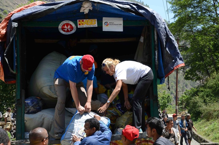 ASB verteilt Hilfspakete in Sindhupalchowk/Erdbeben in Nepal