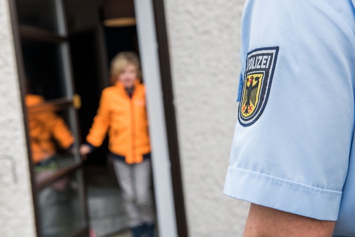 BPOL NRW: Vier Wochen Jugendarrest; Bundespolizisten nehmen 16-Jährige fest