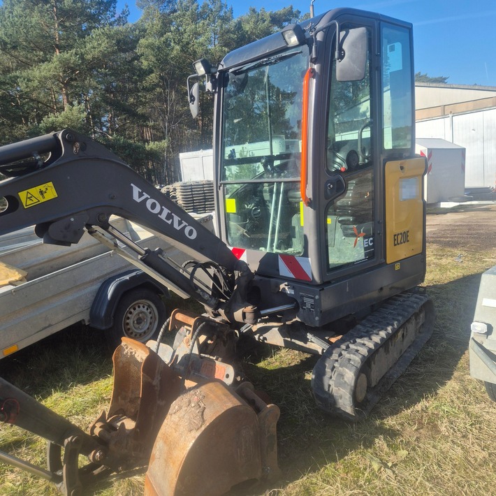 POL-HRO: Diebe stehlen Kettenbagger von Betriebsgelände