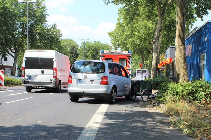 POL-VIE: Viersen: Autofahrerin übersieht beim Abbiegen Radfahrer - leicht verletzt
