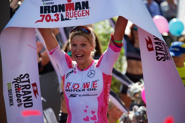 Anja Beranek gewinnt den Ironman 70.3. auf Rügen in Skechers GOmeb Speed 4