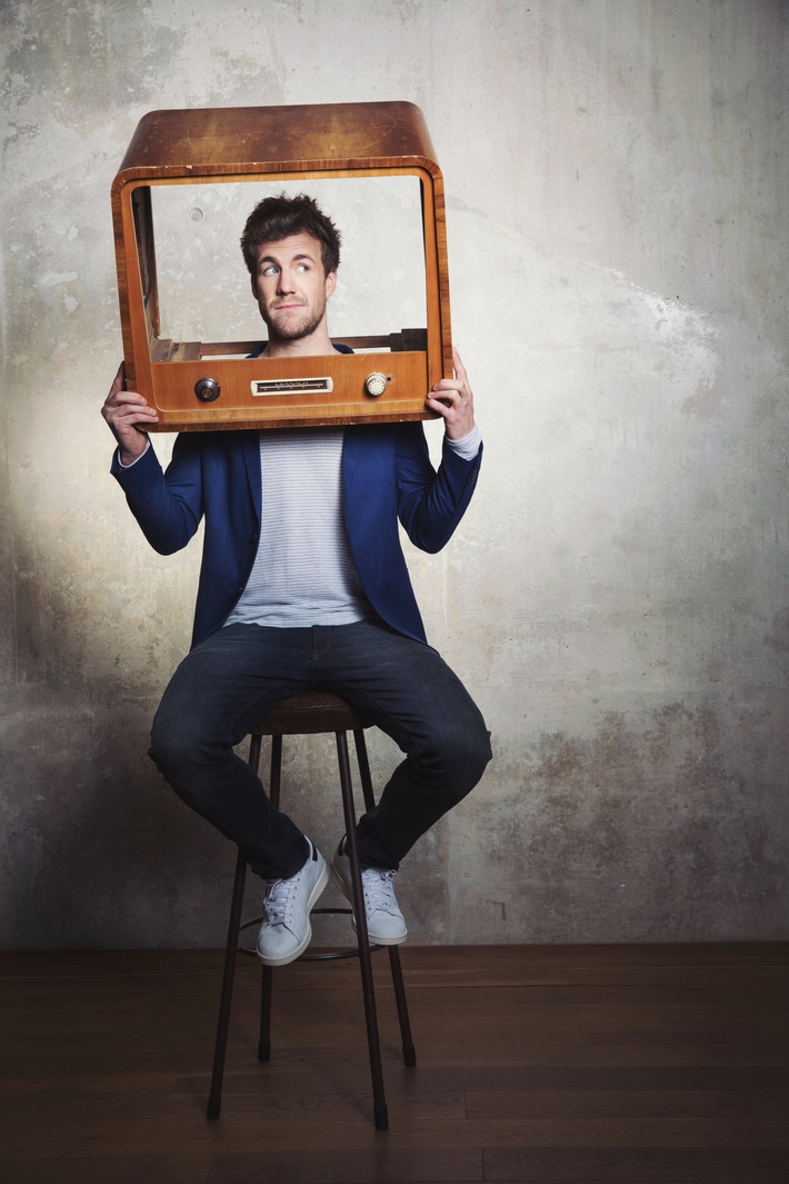 Luke Mockridge schnackt mit seiner Mutter, facetimed mit Max Giesinger und wirft einen Blick ins Wohnzimmer von Großfamilie Beyer: "Luke, allein zuhaus" ab heute, 18:00 Uhr in SAT.1