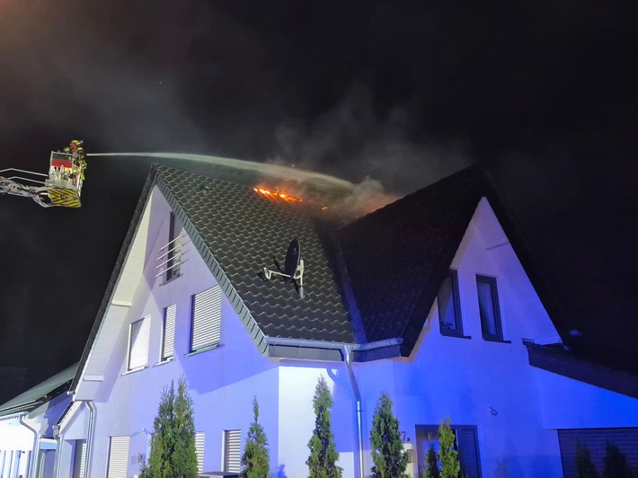 FW Bad Oeynhausen: Dachstuhlbrand infolge eines Blitzeinschlages