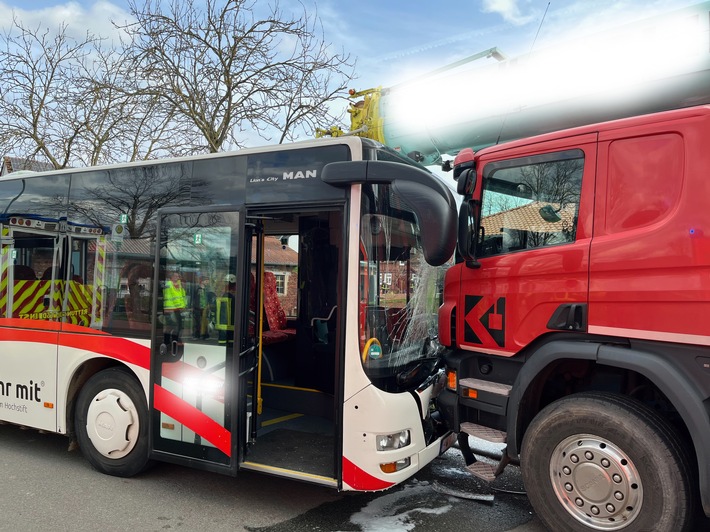 FW Borgentreich: Unfall mit einem Schulbus. 12 Fahrgäste sind betroffen!