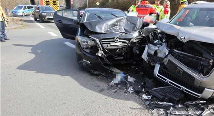 POL-ME: 50-jähriger Autofahrer bei Verkehrsunfall schwer verletzt - Ratingen - 2403007