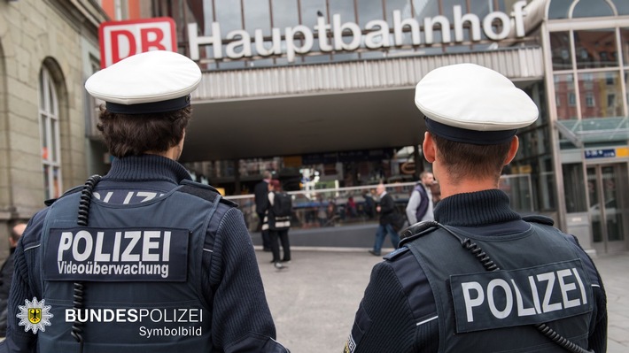 Bundespolizeidirektion München: Angriff auf Imbissmitarbeiterin / Unbekannter wirft mit Einrichtungsgegenständen
