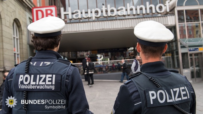 Bundespolizeidirektion München: Angriff auf Imbissmitarbeiterin / Unbekannter wirft mit Einrichtungsgegenständen