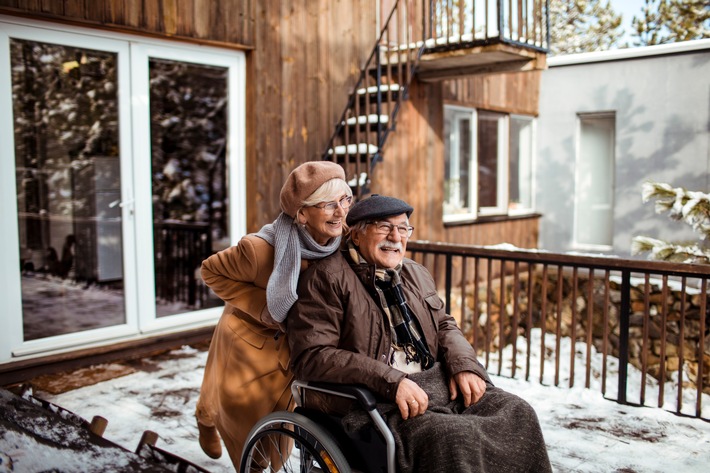 Pflege-Ratgeber: Unterwegs mit dem Rollstuhl - jetzt warm anziehen