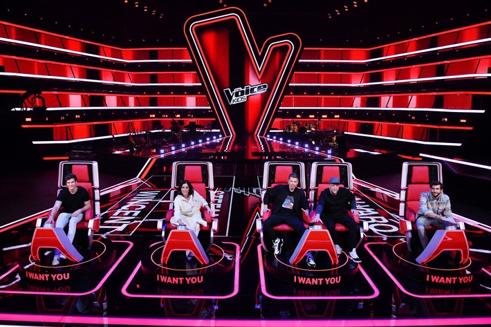 Alvaro Soler, Wincent Weiss, Stefanie Kloß und die "Fantastischen 2" Michi Beck und Smudo buzzern 2021 in SAT.1 für "The Voice Kids"