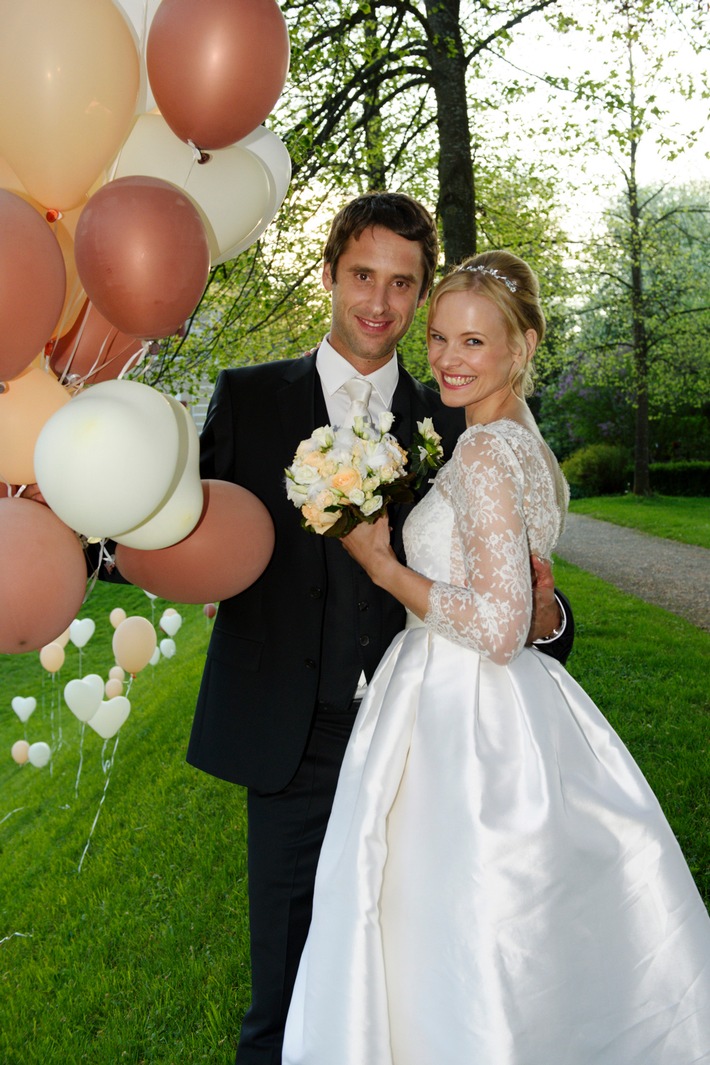 Das Erste: Happy End mit Hindernissen: Romantische Traumhochzeit im "Fürstenhof"
Ferdinand Schmidt-Modrow und Viola Wedekind übernehmen Gastrollen in "Sturm der Liebe"