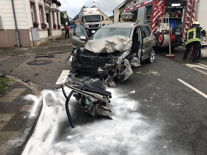 POL-PDPS: Schwerer Verkehrsunfall: Pkw fährt gegen Wohnhaus; Fahrerin im Pkw eingeklemmt