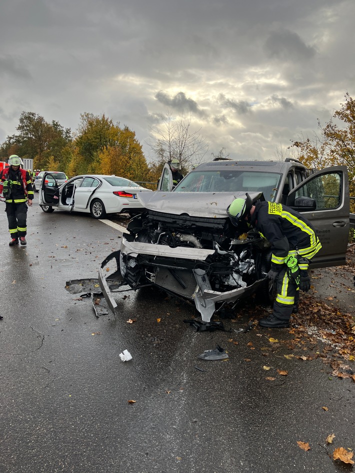 FW-DO: 15.11.2023 - Verkehrsunfall auf der A45 Zwei PKW nach Unfall auf dem Mehrzweckstreifen