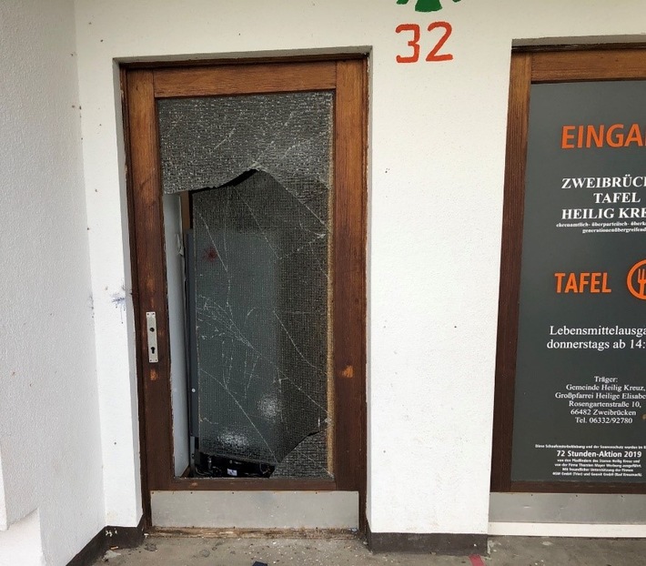 POL-PDPS: Beschädigte Eingangstür bei der Tafel in Zweibrücken