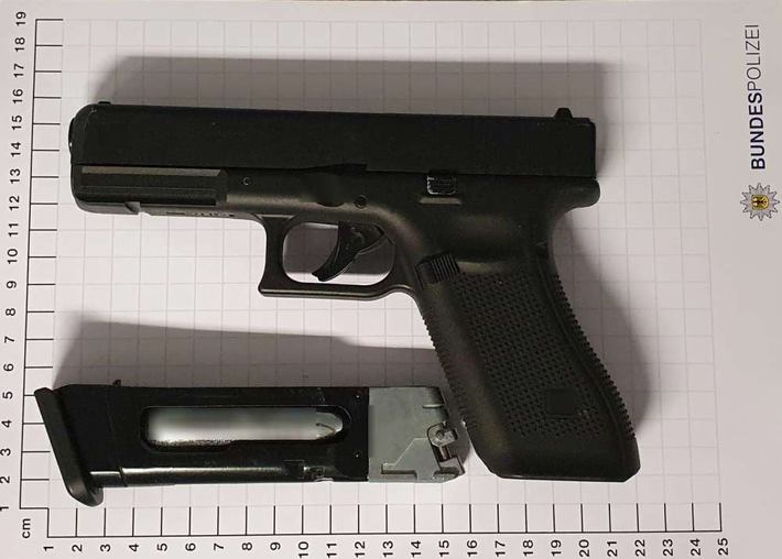 BPOL NRW: Bundespolizei stellt bei 32-Jährigem echt aussehende Schusswaffe sicher