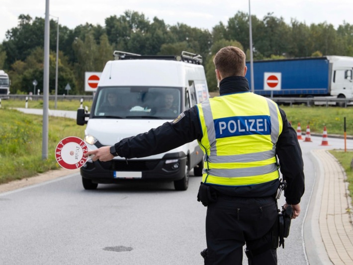 BPOLI LUD: Vielfältige Bilanz am Wochenende: 17 Personen aus 10 Nationen an der Grenze gestoppt