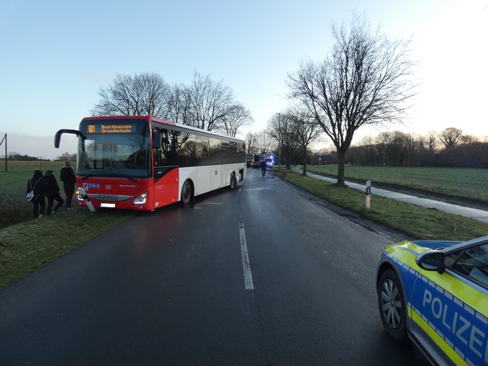 POL-VER: ++Vierjähriger läuft gegen Auto++Unfall durch Sekundenschlaf++Unfall am ZOB - Fußgänger wird vom Heck eines Linienbusses touchiert++Auffahrunfall fordert Leichtverletzten...++