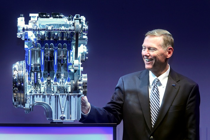 Alan Mulally, Konzern-Chef von Ford, fährt die Produktion des hochmodernen 1,0-Liter-EcoBoost-Motors in Köln an
