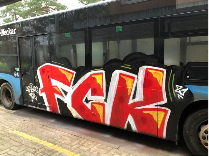 POL-PDLD: Bus mit Farbe beschmiert
