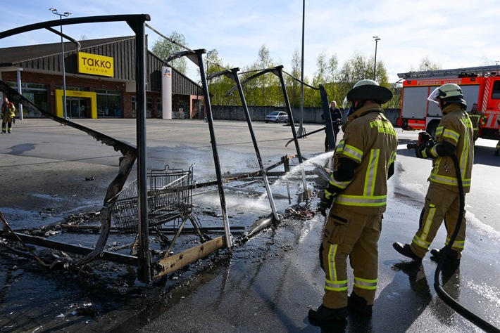 FW Menden: Brennt Einkaufswagen-Unterstand