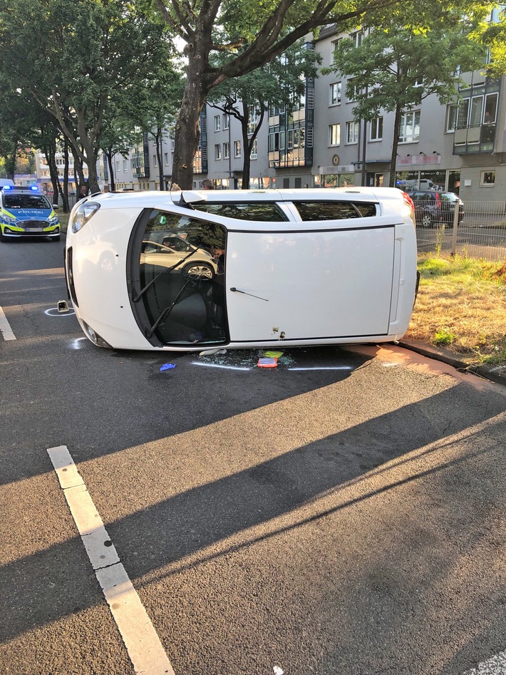 POL-K: 220720-1-K Nach Kollision mit Taxi - zwei Leichtverletzte aus Kleinwagen befreit