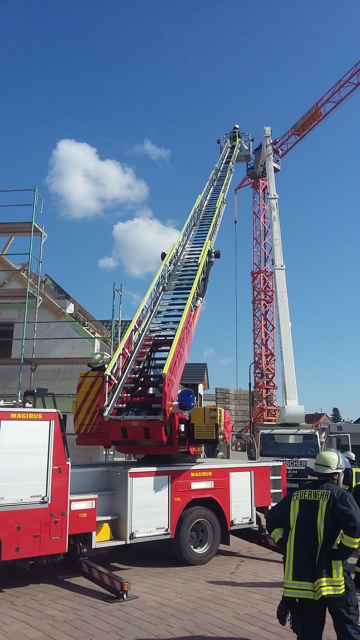 POL-PDNW: Monteur nach Lkw-Brand von mobilem Kran gerettet