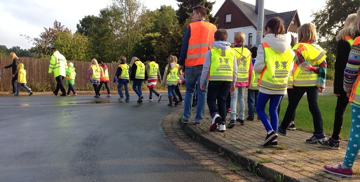 POL-NI: Schulbus auf Füßen - Schulanfangsaktion an der Grundschule Eystrup