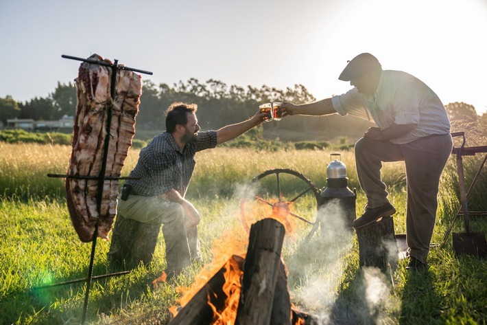 Ein argentinisches Asado ist eine Kunstform, eine inszenierte Choreografie, bei der jeder Gast eine Schlüsselrolle spielt. / Weiterer Text über ots und www.presseportal.de/nr/152361 / Die Verwendung dieses Bildes ist für redaktionelle Zwecke unter Beachtung ggf. genannter Nutzungsbedingungen honorarfrei. Veröffentlichung bitte mit Bildrechte-Hinweis.