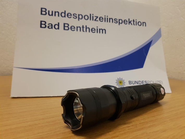 BPOL-BadBentheim: Bundespolizei findet zweimal als Taschenlampe getarnte Elektroschocker