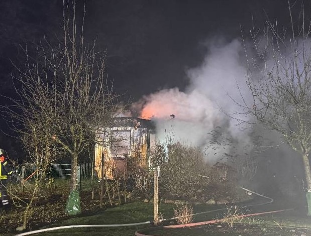 POL-ROW: ++ Bauwagen in Ostervesede in Brand geraten ++ Unfallflucht nach Zusammenstoß mit elektrischem Krankenfahrstuhl ++ Nach illegaler Böllerei angetroffen ++