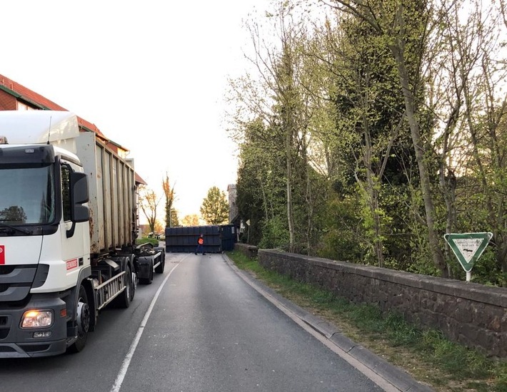 POL-MI: Anhänger kippt in Kurve um: Container versperrt Bünder Straße