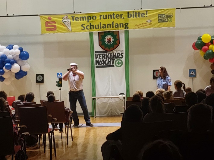 POL-PDLU: Schulanfänger sind auch Verkehrsanfänger: Mit gelben Westen sicher zur Schule