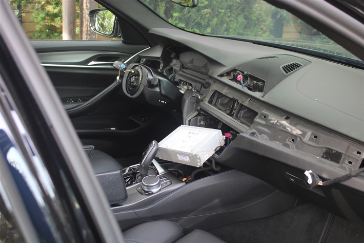 POL-RBK: Rösrath - Innenausstattung aus BMW ausgebaut