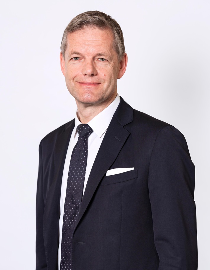 Stabwechsel im Vorstand der ReiseBank / Mit dem Einstieg von Dr. Tilmann Gerhards als Generalbevollmächtigter endet zugleich nach einem knappen Vierteljahrhundert das Vorstandsmandat von Horst Erler