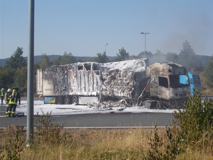 POL-MI: Hoher Sachschaden bei LKW-Brand auf dem Autohof