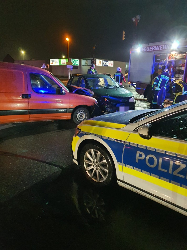 FFW Schiffdorf: Drei Verletzte bei Verkehrsunfall: Eine Person schwer verletzt