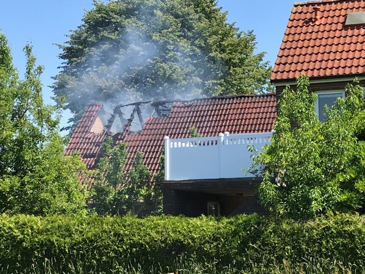 POL-WHV: Anbau eines Einfamilienhauses brennt (FOTO) - L 815 zwischen Driefel und Zetel vollgesperrt
