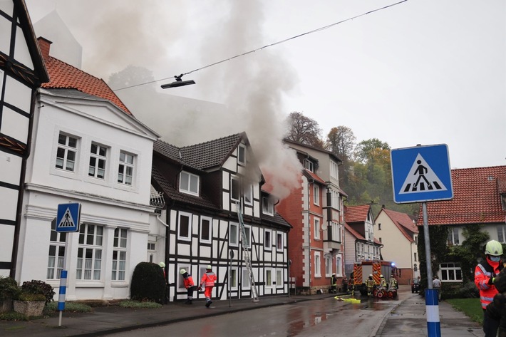 POL-HX: Großeinsatz von Polizei und Feuerwehr: Fachwerkhaus in Warburg nach Brand nicht mehr bewohnbar