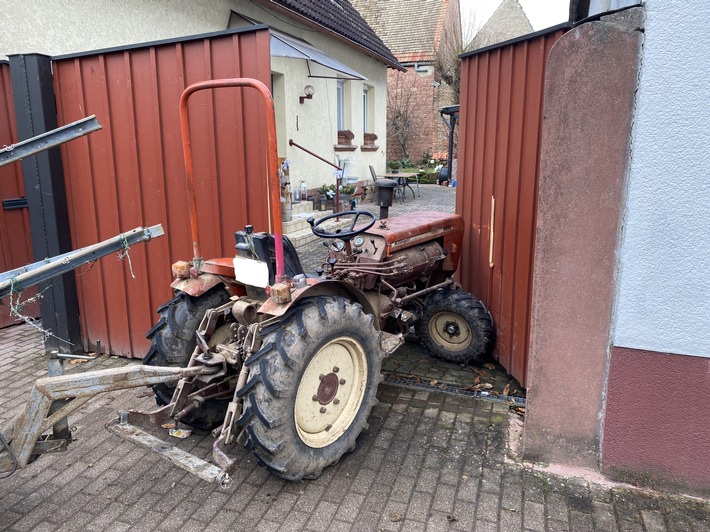 POL-PDLD: Mit Traktor von Straße abgekommen