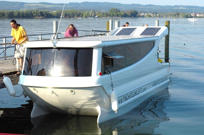 Futuristischer Schwan gleitet mit Sonnenkraft durch das Wasser / Auf zu neuen Ufern: Sanfter Tourismus beginnt jetzt an Bord des ersten marktreifen Solar-Wanderbootes