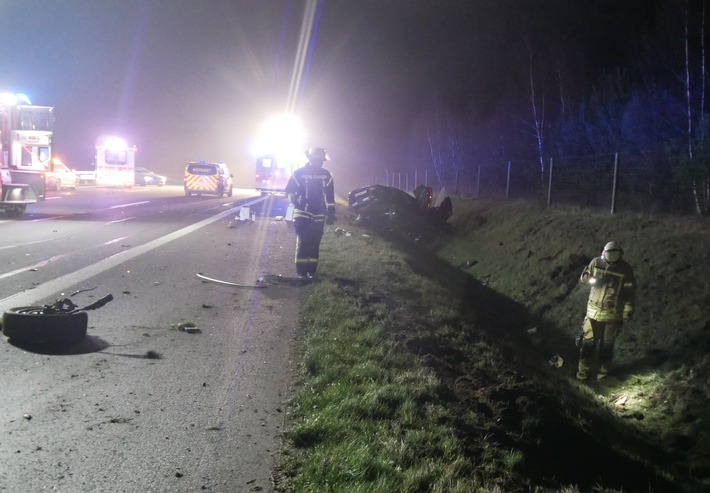 POL-ROW: ++ Schwerer Unfall auf der Hansalinie - Polizei sucht Zeugen ++ Auffahrunfall nach Einsatzfahrt ++ Missgeschick beim Ausparken - Senior verursacht hohen Blechschaden ++