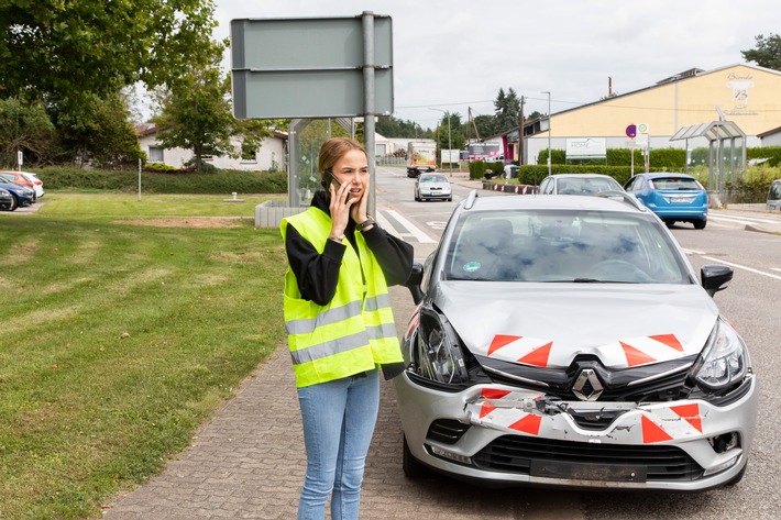 DEVK-PM-2021-08-31-Umfrage Kfz-Service- Frau mit verunfalltem Wagen-b (2).jpg